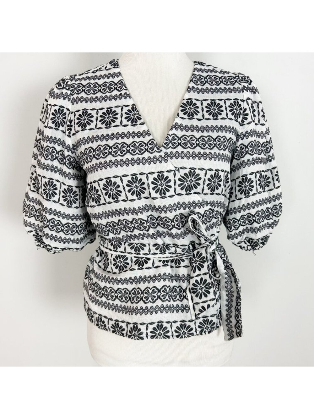 Ann Taylor White & Black Floral Wrap‎ Top Size Small Petite Women's